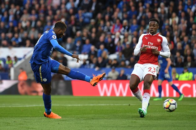 LEICESTER, ENGLAND - MAY 09:  Kelechi Iheanacho of Leicester City scores his sides first goal as Danny Welbeck of Arsenal looks on during the Premier League match between Leicester City and Arsenal at The King Power Stadium on May 9, 2018 in Leicester, England.  (Photo by Shaun Botterill/Getty Images)