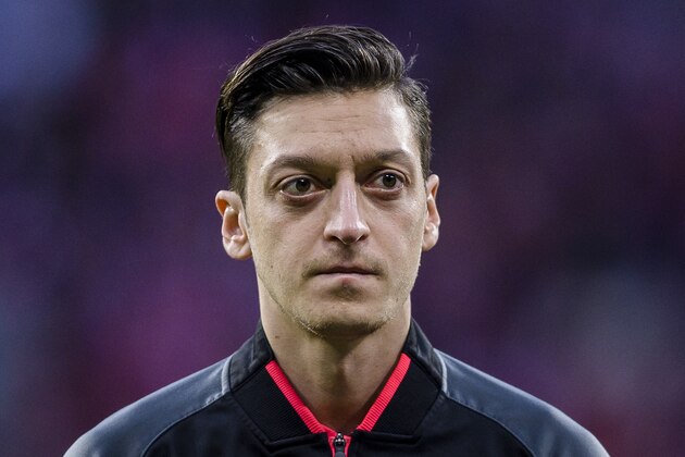 MADRID, SPAIN - MAY 03: Mesut Ozil of Arsenal FC reacts prior to the UEFA Europa League 2017-18 semi-finals (2nd leg) match between Atletico de Madrid and Arsenal FC at Wanda Metropolitano on May 03 2018 in Madrid, Spain. (Photo by Power Sport Images/Getty Images)