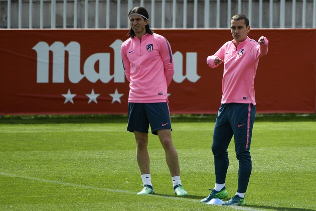 Atletico Madrid's French forward Antoine Griezmann and Atletico Madrid's Brazilian defender Filipe Luis (L) attend a training session at the Ciudad Deportiva Wanda training ground in Madrid on May 2, 2018 on the eve of the UEFA Europa League semi-final second leg football match between Atletico Madrid and Arsenal. (Photo by PIERRE-PHILIPPE MARCOU / AFP)        (Photo credit should read PIERRE-PHILIPPE MARCOU/AFP/Getty Images)