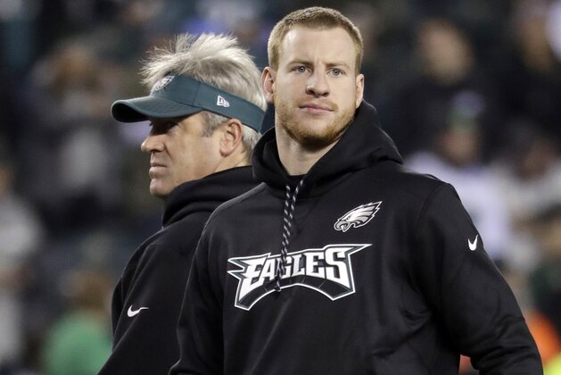 El quarterback Carson Wentz de los Eagles de Filadelfia y el entrenador Doug Pederson observan el calentamiento previo al partido por el título de la Conferencia Nacional ante los Vikings de Minnesota, el domingo 21 de enero de 2018. (AP Foto/Matt Slocum)