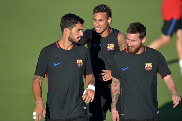 TOPSHOT - Barcelona players Luis Suarez (L), Neymar (C) and Lionel Messi (R) take part in a training session at Barry University in Miami, Florida, on July 27, 2017, two days before their International Champions Cup friendly match against Real Madrid / AFP PHOTO / HECTOR RETAMAL        (Photo credit should read HECTOR RETAMAL/AFP/Getty Images)