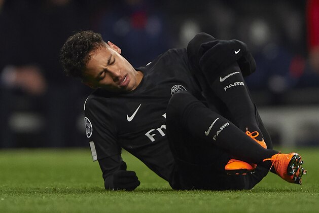MADRID, SPAIN - FEBRUARY 14:  Neymar of Paris Saint-Germain lies injured on the pitch during the UEFA Champions League Round of 16 First Leg match between Real Madrid and Paris Saint-Germain at Bernabeu on February 14, 2018 in Madrid, Spain.  (Photo by Manuel Queimadelos Alonso/Getty Images)