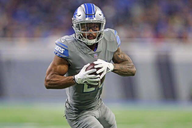 DETROIT, MI - DECEMBER 16: Ameer Abdullah #21 of the Detroit Lions runs for a first down during the fourth quarter of the game against the Chicago Bears at Ford Field on December 16, 2017 in Detroit, Michigan. Detroit defeated Chicago 20-10. (Photo by Leon Halip/Getty Images)