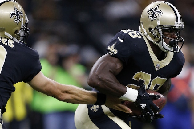 NEW ORLEANS, LA - AUGUST 26: Drew Brees #9 of the New Orleans Saints hands the ball to Adrian Peterson #28 during the first half of a preseason game against the Houston Texans at the Mercedes-Benz Superdome on August 26, 2017 in New Orleans, Louisiana. (Photo by Jonathan Bachman/Getty Images)