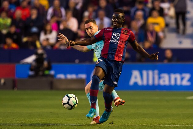 VALENCIA, SPAIN - MAY 13:  Thomas Vermaelen of FC Barcelona fouls Emmanuel Boateng of Levante UD during the La Liga match between Levante UD and FC Barcelona at Estadi Ciutat de Valencia on May 13, 2018 in Valencia, Spain.  (Photo by Alex Caparros/Getty Images)