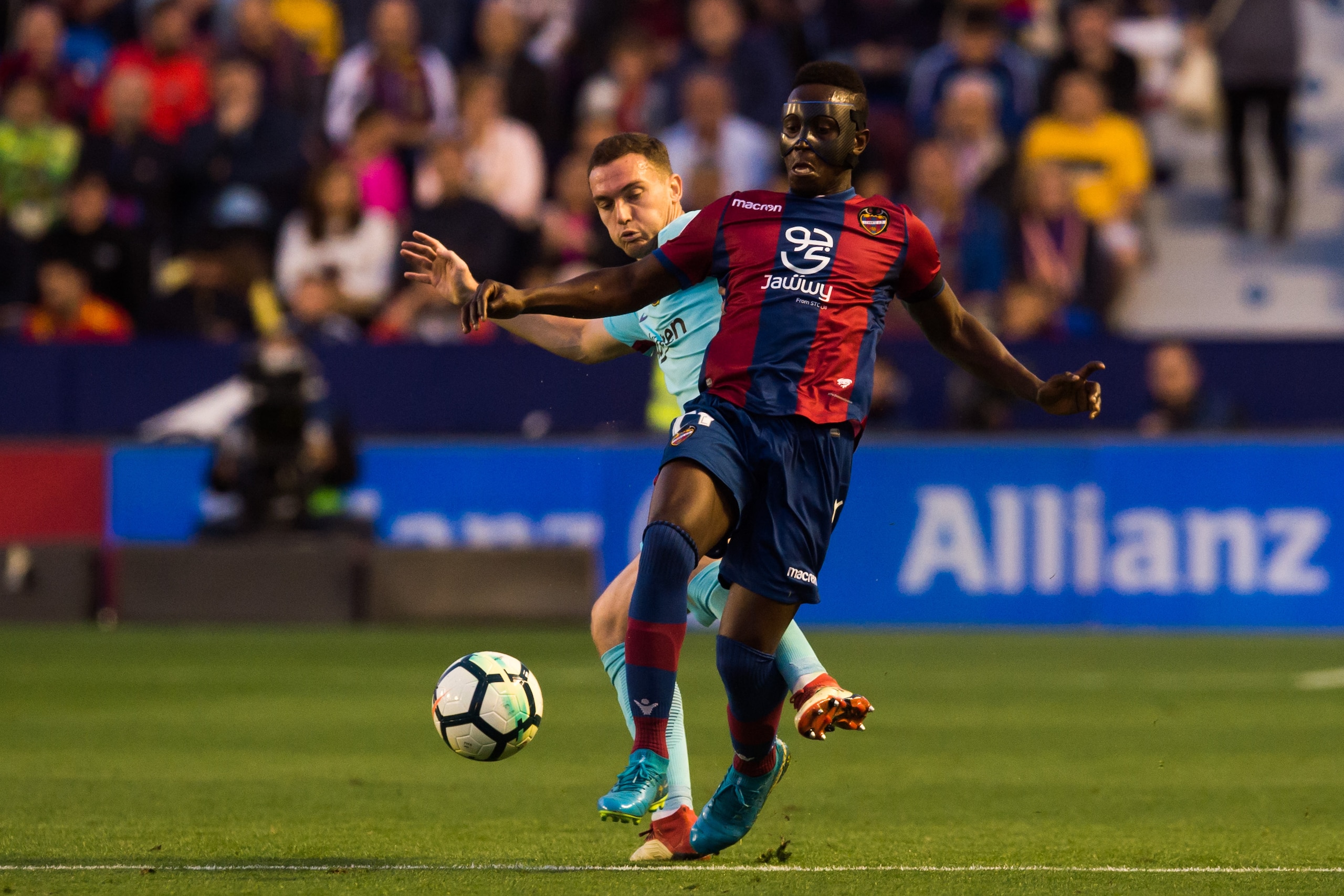 VALENCIA, SPAIN - MAY 13:  Thomas Vermaelen of FC Barcelona fouls Emmanuel Boateng of Levante UD during the La Liga match between Levante UD and FC Barcelona at Estadi Ciutat de Valencia on May 13, 2018 in Valencia, Spain.  (Photo by Alex Caparros/Getty Images)