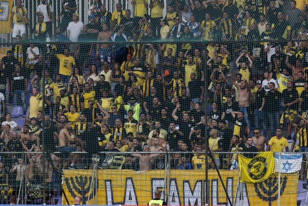 BUDAPEST, HUNGARY - JULY 6: The supporters of Beitar Jerusalem wait for the kick-off prior to the UEFA Europa League First Qualifying Round 2nd leg match between Vasas FC and Beitar Jerusalem at Ferenc Szusza Stadium on July 6, 2017 in Budapest, Hungary. (Photo by Laszlo Szirtesi/Getty Images)