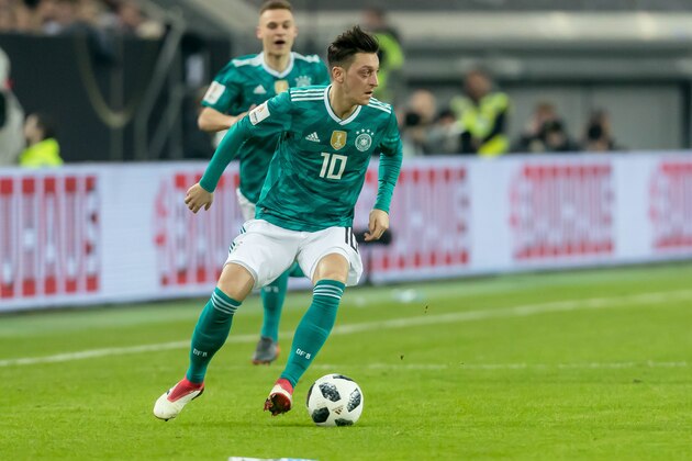 DUESSELDORF, GERMANY - MARCH 23: Mesut Oezil of Germany controls the ball during the international friendly match between Germany and Spain at Esprit-Arena on March 23, 2018 in Duesseldorf, Germany. (Photo by TF-Images/Getty Images)