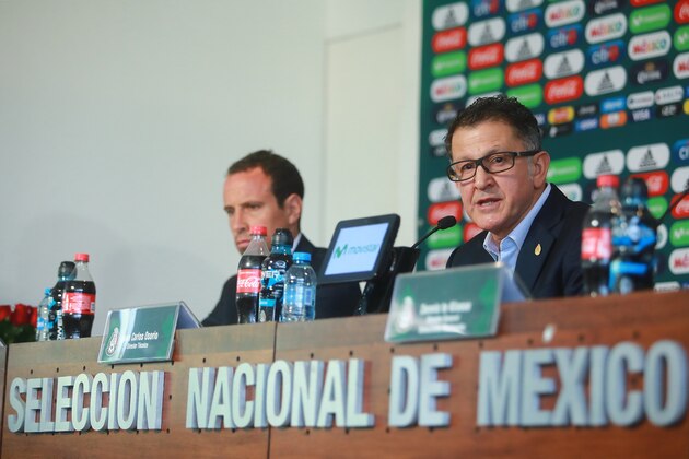 MEXICO CITY, MEXICO - MAY 14:  Juan Carlos Osorio head coach of Mexico speaks during the announcement of the Mexican squad of 28 players for FIFA World Cup Russia 2018 at CAR on May 14, 2018 in Mexico City, Mexico. (Photo by Hector Vivas/Getty Images)