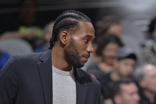 SAN ANTONIO, TX - FEBRUARY 28:  Kawhi Leonard #2 of the San Antonio Spurs talks with Tony Parker #9 of the San Antonio Spurs during the game against the New Orleans Pelicans on February 28, 2018 at the AT&T Center in San Antonio, Texas. NOTE TO USER: User expressly acknowledges and agrees that, by downloading and or using this photograph, user is consenting to the terms and conditions of the Getty Images License Agreement. Mandatory Copyright Notice: Copyright 2018 NBAE (Photos by Mark Sobhani/NBAE via Getty Images)