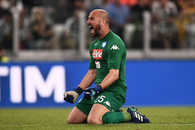 Napoli's Spanish goalkeeper Pepe Reina celebrates during the Italian Serie A football match between Juventus and Napoli on April 22, 2018 at the Allianz Stadium in Turin. (Photo by MARCO BERTORELLO / AFP)        (Photo credit should read MARCO BERTORELLO/AFP/Getty Images)