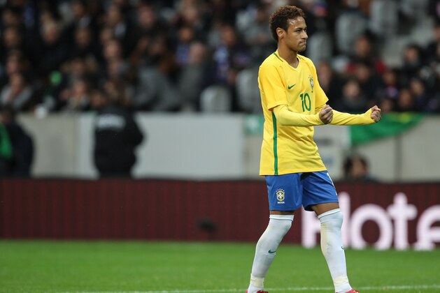 LILLE, FRANCE - NOVEMBER 10: Neymar Jr of Brazil celebrates after scoring a goal to make it 0-1  during the international friendly match between Brazil and Japan at Stade Pierre-Mauroy on November 10, 2017 in Lille, France. (Photo by Robbie Jay Barratt - AMA/Getty Images)