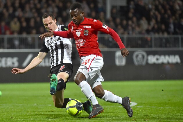 Nice's Ivorian midfielder Jean Michael Seri (R) vies Angers' French defender Vincent Manceau (L) during the French L1 Football match between Angers (SCO) and Nice (OGC), on April 13 , 2018, in Raymond-Kopa Stadium, in Angers, northwestern France.
 / AFP PHOTO / JEAN-FRANCOIS MONIER        (Photo credit should read JEAN-FRANCOIS MONIER/AFP/Getty Images)