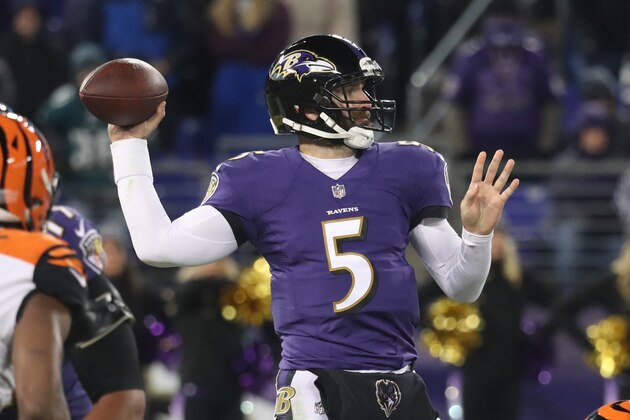 BALTIMORE, MD - DECEMBER 31: Quarterback Joe Flacco #5 of the Baltimore Ravens passes in the fourth quarter against the Cincinnati Bengals at M&T Bank Stadium on December 31, 2017 in Baltimore, Maryland. (Photo by Rob Carr/Getty Images)