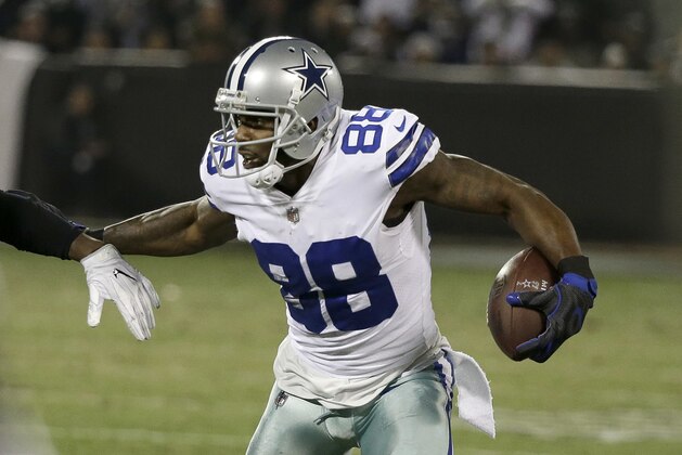 ARCHIVO - En esta foto del 17 de diciembre de 2017, Dez Bryant, receptor de los Cowboys de Dallas, conduce el balón en un partido ante los Raiders de Oakland (AP Foto/Eric Risberg, archivo)