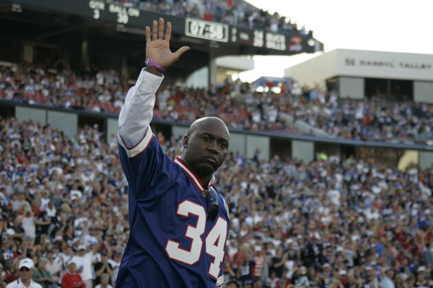 Former Buffalo Bills running back Thurman Thomas (34) waves during the halftime show at the NFL football game against the Tampa Bay Buccaneers in Orchard Park, N.Y., Sunday Sept. 20, 2009. (AP Photo/ Dean Duprey)