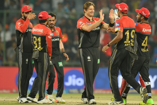Royal Challengers Bangalore bowler Shane Watson  (3R) celebrates with his team players after he dismissed Delhi Daredevils batsman Karun Nair (not in picture) during the 2017 Indian Premier League (IPL) Twenty20 cricket match between Delhi Daredevils and Royal Challengers Bangalore   at The Feroz Shah Kotla Cricket Stadium in New Delhi on May 14, 2017. / AFP PHOTO / SAJJAD HUSSAIN        (Photo credit should read SAJJAD HUSSAIN/AFP/Getty Images)