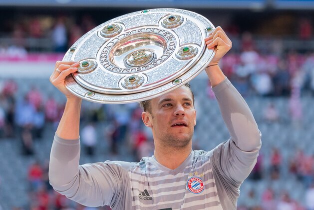 MUNICH, GERMANY - MAY 12: Goalkeeper Manuel Neuer of FC Bayern Muenchen lifts the trophy to celebrate the 28th German football championship after the Bundesliga match between FC Bayern Muenchen and VfB Stuttgart at Allianz Arena on May 12, 2018 in Munich, Germany. (Photo by Boris Streubel/Getty Images)