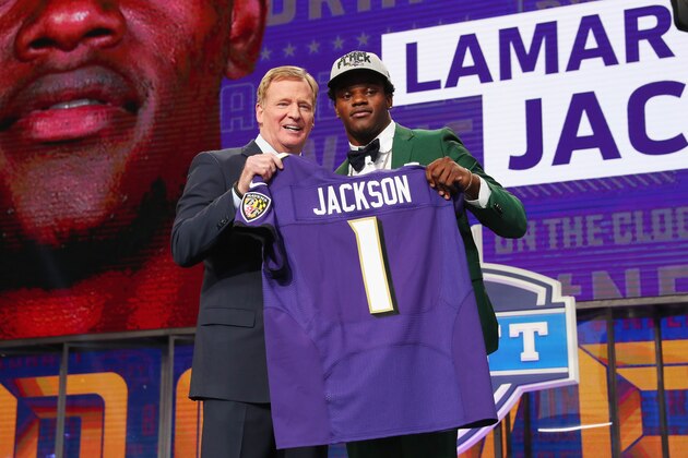 ARLINGTON, TX - APRIL 26:  Lamar Jackson of Louisville poses with NFL Commissioner Roger Goodell after being picked #32 overall by the Baltimore Ravens during the first round of the 2018 NFL Draft at AT&T Stadium on April 26, 2018 in Arlington, Texas.  (Photo by Tom Pennington/Getty Images)