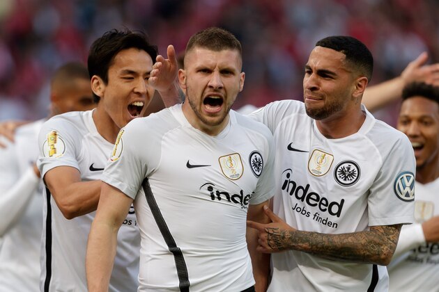 BERLIN, GERMANY - MAY 19: Ante Rebic of Eintracht Frankfurt celebrates after scoring his team`s first goal with team mates during the DFB Cup final between Bayern Muenchen and Eintracht Frankfurt at Olympiastadion on May 19, 2018 in Berlin, Germany. (Photo by TF-Images/Getty Images)