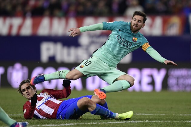 Atletico Madrid's French forward Antoine Griezmann (L) vies with Barcelona's Argentinian forward Lionel Messi during the Spanish Copa del Rey (King's Cup) semi final first leg football match Club Atletico de Madrid vs FC Barcelona at Vicente Calderon stadium in Madrid on February 1, 2017. / AFP PHOTO / JAVIER SORIANO        (Photo credit should read JAVIER SORIANO/AFP/Getty Images)