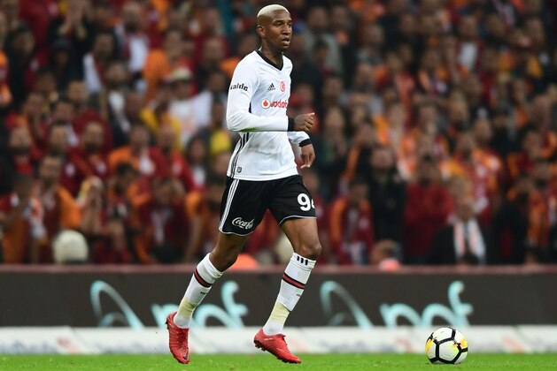 Besiktas' Brazilian midfielder Anderson Talisca controls the ball during the Turkish Spor Toto Super league football match between Galataray and Besiktas on April 29, 2018 at the TT Arena stadium in Istanbul. (Photo by OZAN KOSE / AFP)        (Photo credit should read OZAN KOSE/AFP/Getty Images)