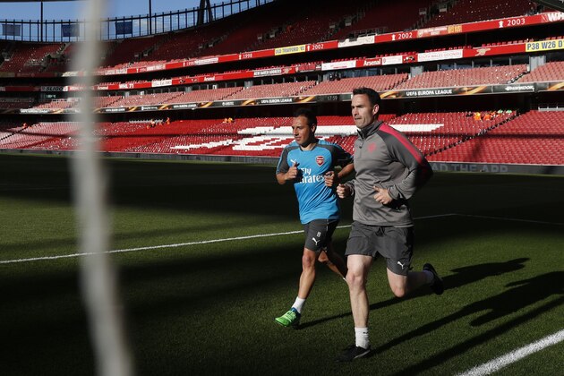Arsenal's Spanish midfielder Santi Cazorla (L) trains on the pitch ahead of the UEFA Europa League first leg semi-final football match  between Arsenal and Atletico Madrid at the Emirates Stadium in London on April 26, 2018. (Photo by Adrian DENNIS / AFP)        (Photo credit should read ADRIAN DENNIS/AFP/Getty Images)