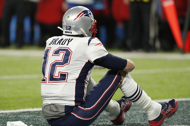 Tom Brady, de los Patriots de Nueva Inglaterra, se sienta en sobre el campo después de terminar el Super Bowl 52 contra los Eagles de Filadelfia el domingo 4 de febrero en Minneapolis. (AP Foto/Charlie Neibergall)
