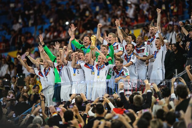 RIO DE JANEIRO, BRAZIL - JULY 13:  Philipp Lahm of Germany lifts the World Cup trophy with teammates after defeating Argentina 1-0 in extra time during the 2014 FIFA World Cup Brazil Final match between Germany and Argentina at Maracana on July 13, 2014 in Rio de Janeiro, Brazil.  (Photo by Matthias Hangst/Getty Images)