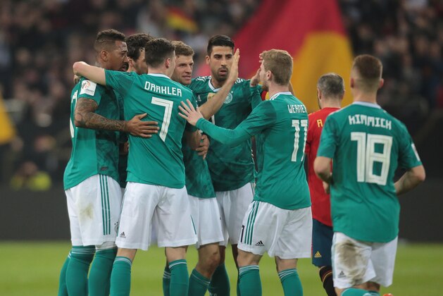 DUESSELDORF, GERMANY - MARCH 23: Thomas Mueller of Germany celebrates after scoring his team`s first goal with Jerome Boateng of Germany, Julian Draxler of Germany, Timo Werner of Germany and Sami Khedira of Germany during the international friendly match between Germany and Spain at Esprit-Arena on March 23, 2018 in Duesseldorf, Germany. (Photo by TF-Images/Getty Images)