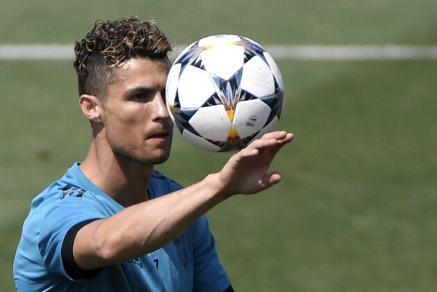Real Madrid's Portuguese forward Cristiano Ronaldo attends a training session during Real Madrid's Media Open Day ahead of their UEFA Champions league final footbal match against Liverpool FC, in Madrid on May 22, 2018. (Photo by GABRIEL BOUYS / AFP)        (Photo credit should read GABRIEL BOUYS/AFP/Getty Images)