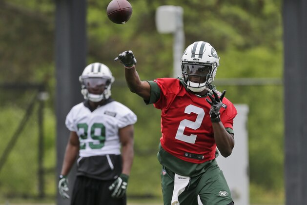 New York Jets quarterback Teddy Bridgewater throws during practice at the NFL football team's training camp in Florham Park, N.J., Tuesday, May 22, 2018. (AP Photo/Seth Wenig)
