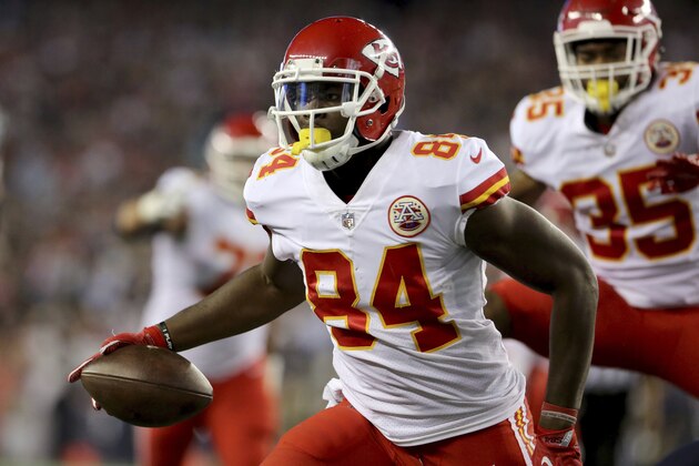 Kansas City Chiefs Demetrius Harris #84 scores a touchdown against the New England Patriots during an NFL football game, Thursday, Sept. 7, 2017, in Foxborough, Mass. (AP Photo/Gregory Payan)
