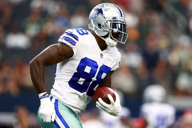 ARLINGTON, TX - OCTOBER 08:  Dez Bryant #88 of the Dallas Cowboys prepares to take on the Green Bay Packers at AT&T Stadium on October 8, 2017 in Arlington, Texas.  (Photo by Tom Pennington/Getty Images)