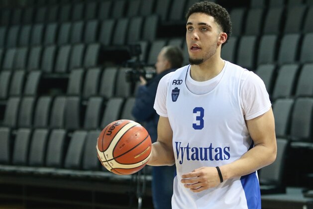 US basketball player LiAngelo Ball takes part in his first training session in Prienai, Lithuania, where he will play for the Vytautas club on January 5, 2018.
Basketball-crazed Lithuania welcomed LiAngelo and LaMelo Ball, the two youngest sons of flamboyant Los Angeles entrepreneur LaVar Ball who recently made headlines due to a feud with US President Donald Trump. / AFP PHOTO / Petras Malukas        (Photo credit should read PETRAS MALUKAS/AFP/Getty Images)