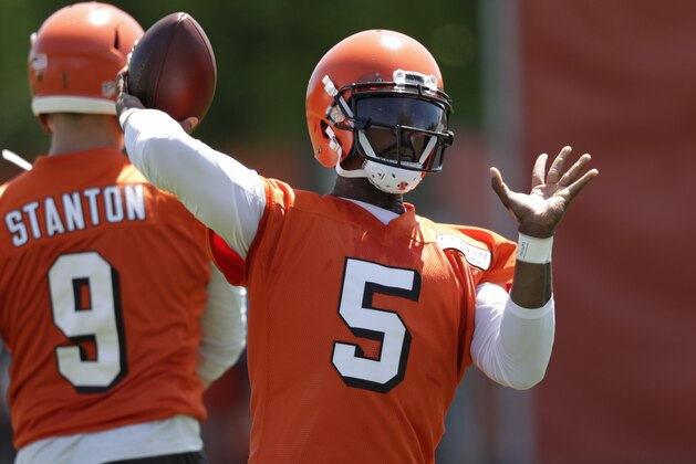 Cleveland Browns quarterback Tyrod Taylor throws during a practice at the NFL football team's training camp facility, Wednesday, May 23, 2018, in Berea, Ohio. (AP Photo/Tony Dejak)