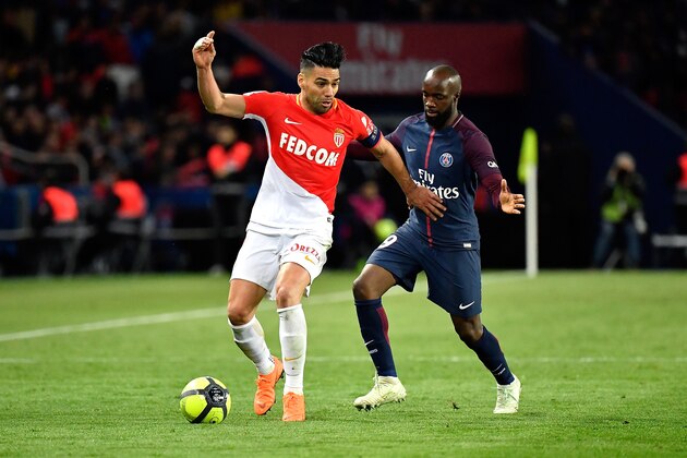 PARIS, FRANCE - APRIL 15:  Radamel Falcao of AS Monaco and Lassana Diarra of Paris Saint-Germain fight for the ball during the Ligue 1 match between Paris Saint Germain and AS Monaco at Parc des Princes on April 15, 2018 in Paris, France.  (Photo by Aurelien Meunier/Getty Images)
