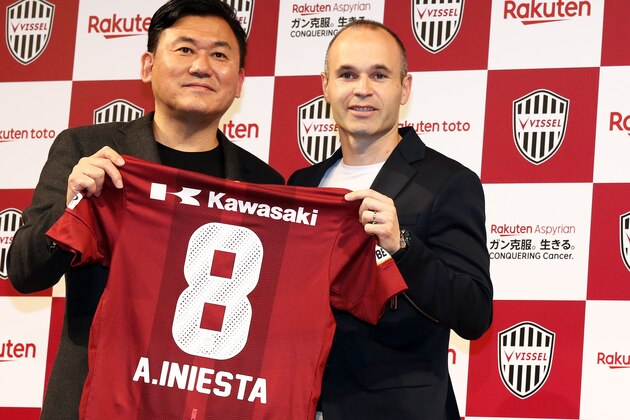 TOKYO, JAPAN - MAY 24: New Vissel Kobe player Andres Iniesta (R) and Rakuten Inc. CEO Hiroshi Mikitani attend attend a press conference  on May 24, 2018 in Tokyo, Japan.  (Photo by Koji Watanabe/Getty Images)