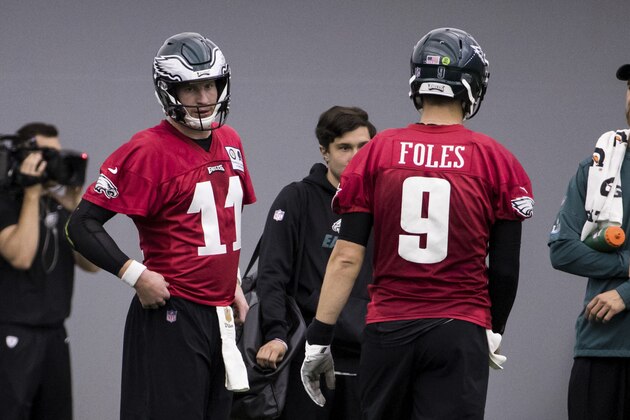 Philadelphia Eagles quarterback Carson Wentz in action along with Nick Foles, right, during practice at NFL football training camp, Tuesday, May 22, 2018, in Philadelphia. (AP Photo/Chris Szagola)