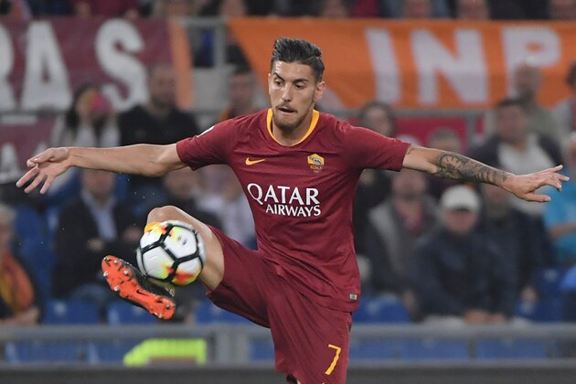 Roma's Italian midfielder Lorenzo Pellegrini controls the ball during the Italian Serie A football match AS Roma vs Juventus at the Olympic stadium on May 13, 2018 in Rome. (Photo by Tiziana FABI / AFP)        (Photo credit should read TIZIANA FABI/AFP/Getty Images)