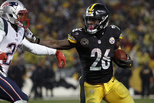 Pittsburgh Steelers running back Le'Veon Bell runs against the New England Patriots during an NFL football game at Heinz Field in Pittsburgh Sunday, Dec. 17, 2017. (Winslow Townson/AP Images for Panini)