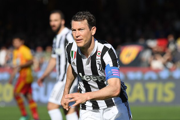 BENEVENTO, ITALY - APRIL 07: Stephan Lichtsteiner of Juventus in action during the serie A match between Benevento Calcio and Juventus at Stadio Ciro Vigorito on April 7, 2018 in Benevento, Italy.  (Photo by Francesco Pecoraro/Getty Images)