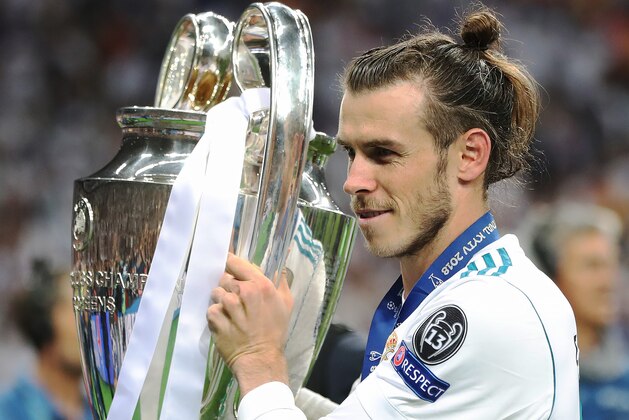 KIEV, UKRAINE - MAY 26: Gareth Bale of Real Madrid lifts the trophyl during the UEFA Champions League final between Real Madrid and Liverpool on May 26, 2018 in Kiev, Ukraine. (Photo by Ian MacNicol/Getty Images)