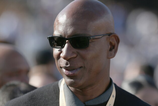 LOS ANGELES, CA - JANUARY 01:  Hall of Fame running back Eric Dickerson on the sidelines before the game between the Arizona Cardinals and the Los Angeles Rams at Los Angeles Memorial Coliseum on January 1, 2017 in Los Angeles, California.  (Photo by Stephen Dunn/Getty Images)
