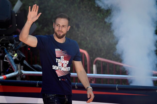 Atletico Madrid's Slovenian goalkeeper Jan Oblak waves at supporters during celebrations for their Europa League victory at the Fountain of Neptune in Madrid on May 18, 2018. (Photo by JAVIER SORIANO / AFP)        (Photo credit should read JAVIER SORIANO/AFP/Getty Images)