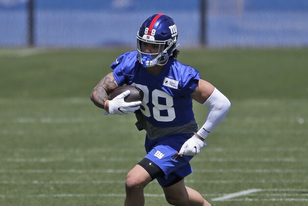 New York Giants' Evan Engram runs the ball during a NFL football training camp in East Rutherford, N.J., Tuesday, April 24, 2018. (AP Photo/Seth Wenig)