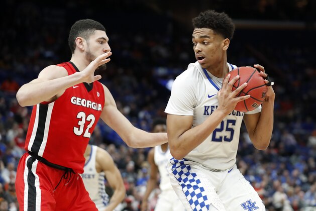 Kentucky's PJ Washington (25) looks for a way around Georgia's Mike Edwards (32) during the second half of an NCAA college basketball quarterfinal game at the Southeastern Conference tournament Friday, March 9, 2018, in St. Louis. Kentucky won 62-49. (AP Photo/Jeff Roberson)