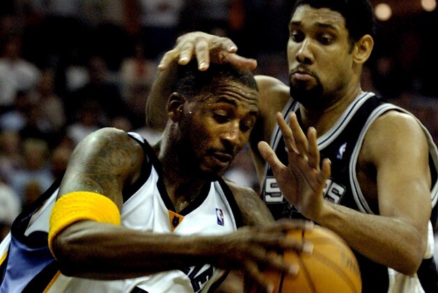 Memphis Grizzlies' Lorenzen Wright (42) battles for the ball with San Antonio Spurs' Tim Duncan during the fourth quarter Monday, Nov. 22, 2004, in Memphis, Tenn. The Grizzlies won 93-90. (AP Photo/ Mark Weber)