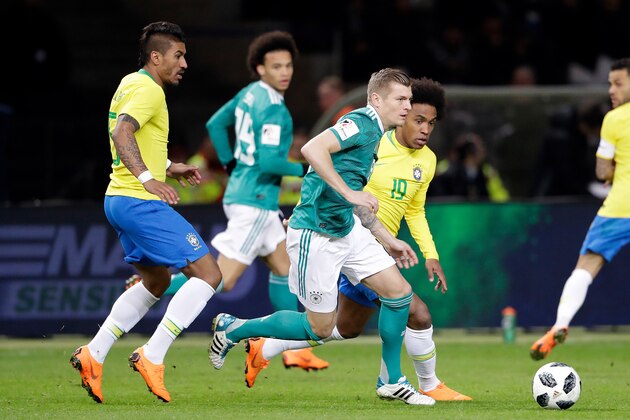 BERLIN, GERMANY - MARCH 27: (L-R) Paulinho of Brazil, Toni Kroos of Germany, Willian da Silva of Brazil  during the  International Friendly match between Germany  v Brazil  at the Olympiastadium on March 27, 2018 in Berlin Germany (Photo by Cees van Hoogdalem/Soccrates/Getty Images)