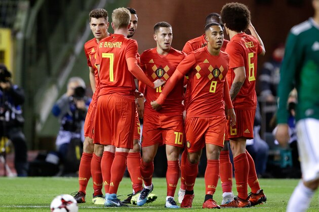 BRUSSEL, BELGIUM - NOVEMBER 10: Eden Hazard of Belgium celebrates 1-0 with Thomas Meunier of Belgium, Kevin de Bruyne of Belgium, Nacer Chadli of Belgium, Youri Tielemans of Belgium, Axel Witsel of Belgium  during the  International Friendly match between Belgium  v Mexico  at the Koning Boudewijnstadion on November 10, 2017 in Brussel Belgium (Photo by Eric Verhoeven/Soccrates/Getty Images)